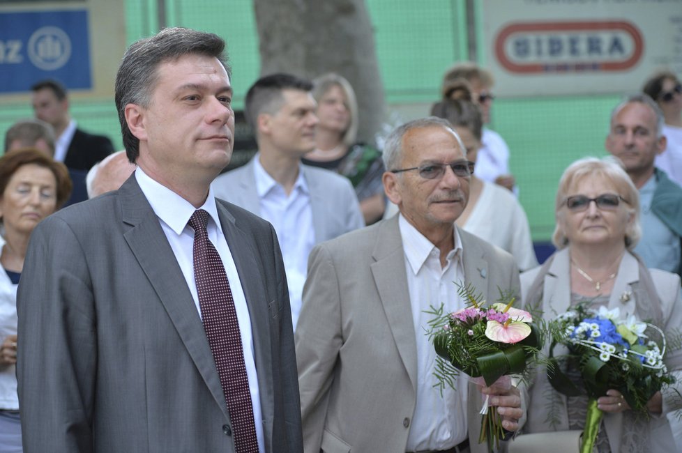 Přišli i poslanec Pavel Blažek (vlevo) a senátor Jaroslav Kubera (vpředu druhý zprava).