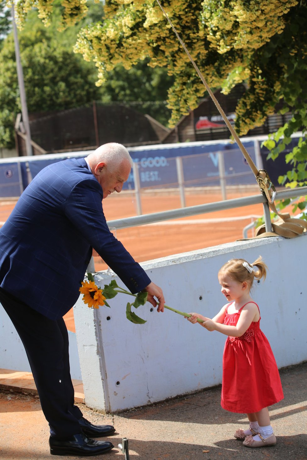 Václav Klaus slavil 19. června na Štvanici narozeniny. Pogratulovat mu přišla rodina, politici i umělci.