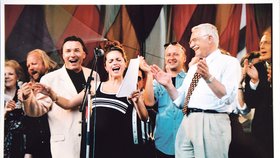 Rok 1998: Bílá na Staroměstském náměstí zorganizovala koncert na podporu Václava Klause. To byla ještě s Petrem Kratochvílem (po její levici). Zpíval i Karel Gott (vlevo).