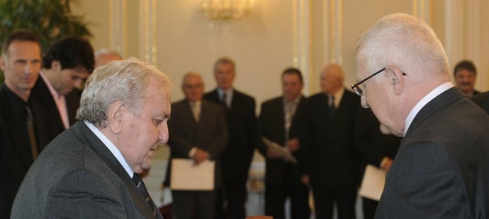 Prezident Václav Klaus (vpravo) ocenil 5. listopadu v Praze v rámci oslav sta let českého hokeje bývalého hráče Gustava Bubníka prezidentskou medailí.