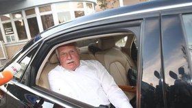 Po útoku v Chrastavě byl tehdejší prezident Václav Klaus na ošetření ve vojenské nemocnici. (2012)
