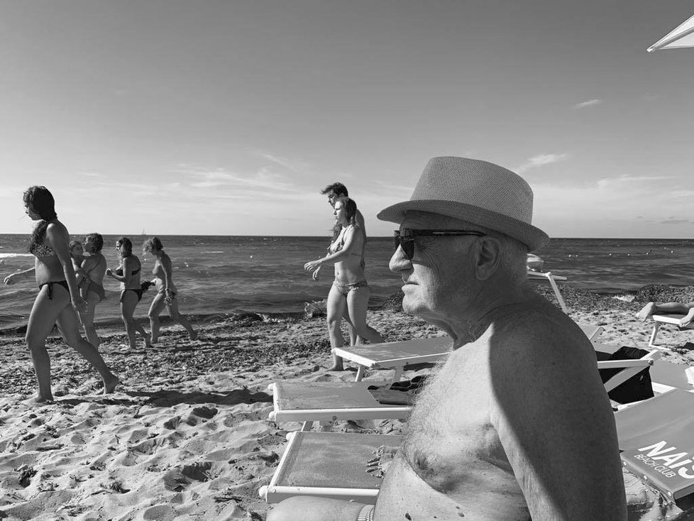Exprezident Václav Klaus se válel na pláži s kloboukem, přitom dříve označoval dovolenou za zbytečnou zahálku