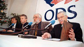 Bohdan Dvořák (druhý zprava) a Václav Klaus (vpravo) na tiskové konferenci ODS