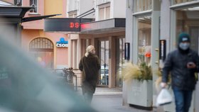 Exprezident Václav Klaus byl načapán v zavřené restauraci a bez roušky. Byl tam přes hodinu (12.1.2021)
