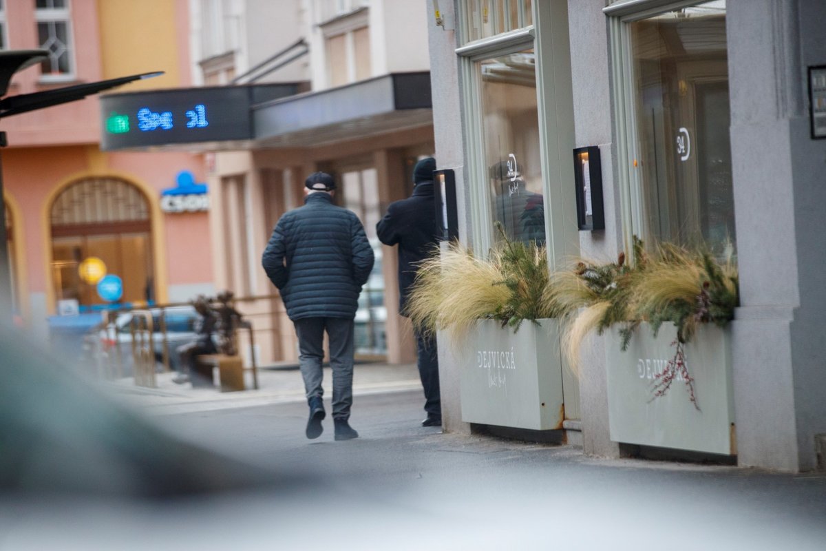 Exprezident Václav Klaus byl načapán v zavřené restauraci a bez roušky. Byl tam přes hodinu (12.1.2021)