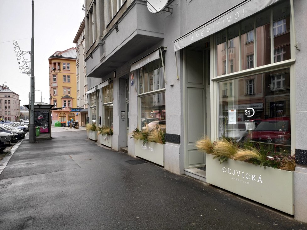 Exprezident Václav Klaus byl načapán v zavřené restauraci a bez roušky. Byl tam přes hodinu (12. 1. 2021).