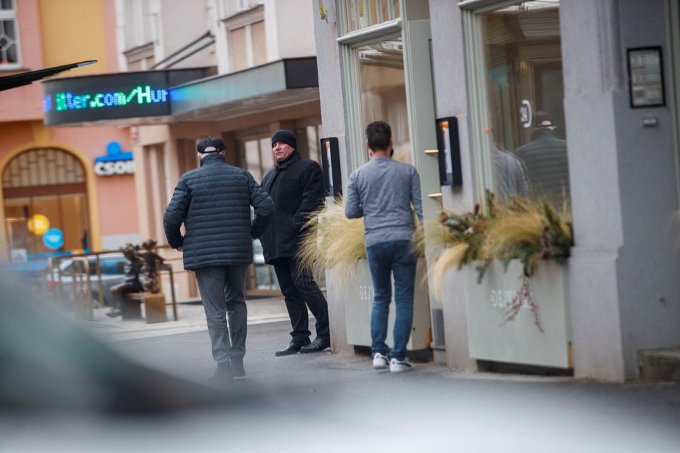 Exprezident Václav Klaus byl načapán v zavřené restauraci a bez roušky. Byl tam přes hodinu (12. 1. 2021)