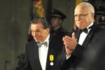 Václav Klaus a Karel Gott na Pražském hradě v roce 2009