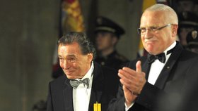Václav Klaus a Karel Gott na Pražském hradě v roce 2009