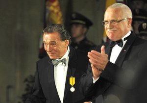 Václav Klaus a Karel Gott na Pražském hradě v roce 2009