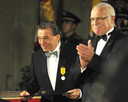 Václav Klaus a Karel Gott na Pražském hradě v roce 2009