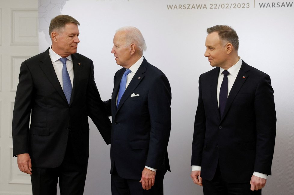 Jednání skupiny B9 ve Varšavě: Prezident Rumunska Klaus Iohannis, americký prezident Joe Biden a polský prezident Andrzej Duda (22.2.2023)