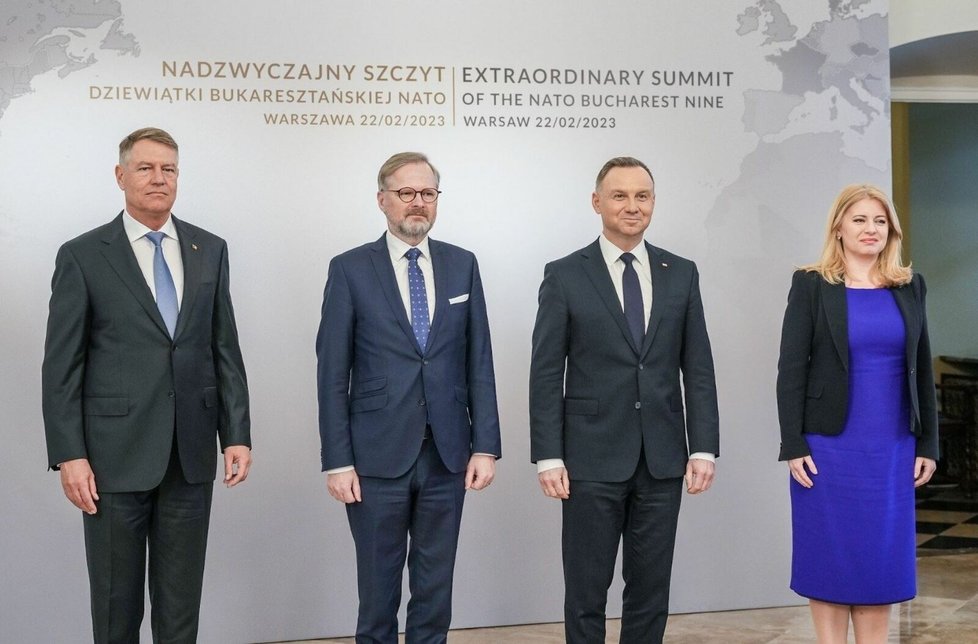 Jednání skupiny B9 ve Varšavě: Prezident Rumunska Klaus Iohannis, český premiér Petr Fiala, polský prezident Andrzej Duda a slovenská prezidentka Zuzana Čaputová (22.2.2023)