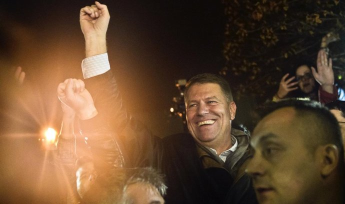 Klaus Iohannis slaví vítězství v rumunských prezidentských volbách