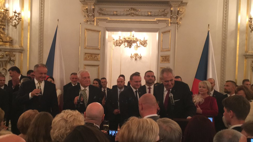 Recepci zahájili tři prezidenti - Miloš Zeman, slovenská hlava státu Andrej Kiska a bývalý český prezident Václav Klaus