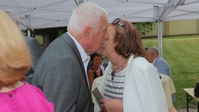 Václav Klaus přijímá gratulace ke svým 78. narozeninám od své manželky Livie (19. 6. 2019).