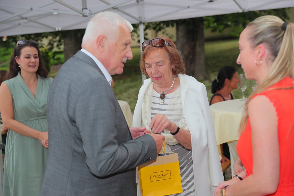 Václav Klaus nedávno oslavil 78. narozeniny. Na snímku přijímá dary od své manželky Livie (19.6.2019)