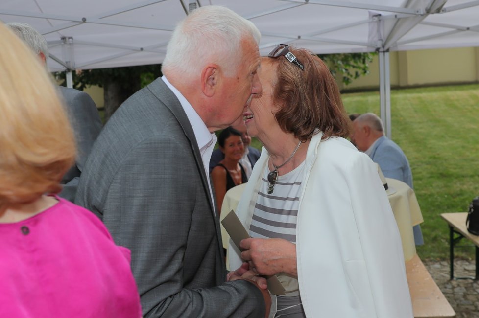 Václav Klaus přijímá gratulace ke svým 78. narozeninám od své manželky Livie (19.6.2019)