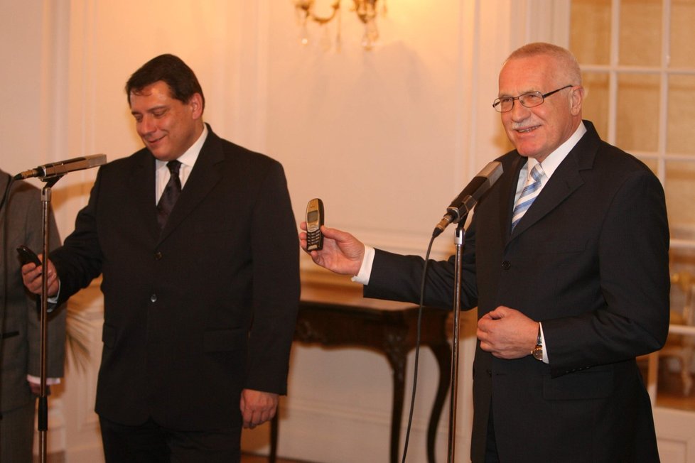 2. 1. 2006 hostil prezident Václav Klaus s manželkou Livií u novoročního oběda v Lánech premiéra Jiřího Paroubka . tehdy ještě s manželkou Zuzanou.