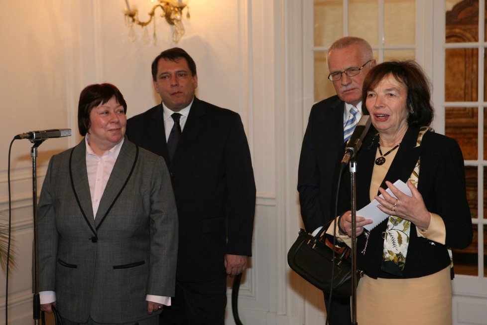 2. 1. 2006 hostil prezident Václav Klaus s manželkou Livií u novoročního oběda v Lánech premiéra Jiřího Paroubka, tehdy ještě s manželkou Zuzanou.
