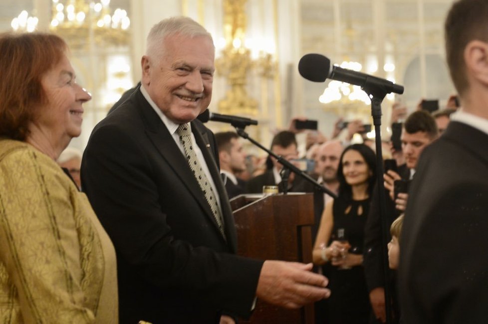 Tradičně se přípitku na recepci po udílení státních vyznamenání účastní také bývalý prezident Václav Klaus s manželkou Livií.