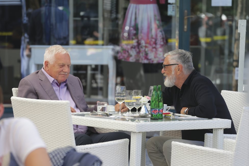 Václav Klaus s Jiřím Bartoškou v Karlových Varech.