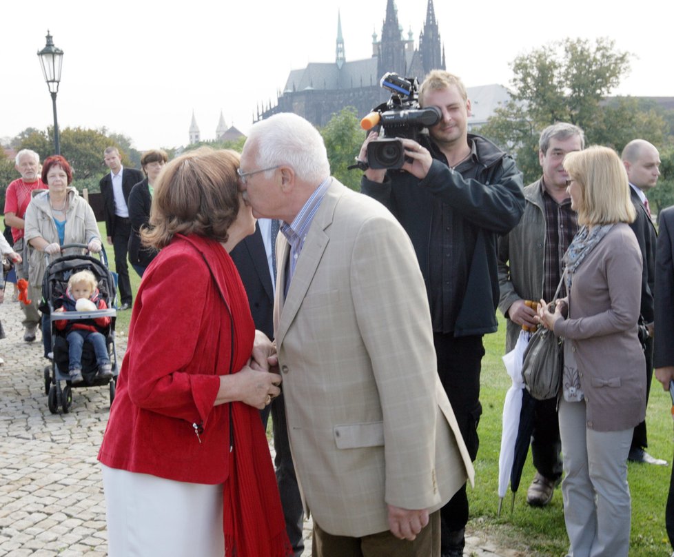 Polibek na Hradě: Václav Klaus a Livia Klausová