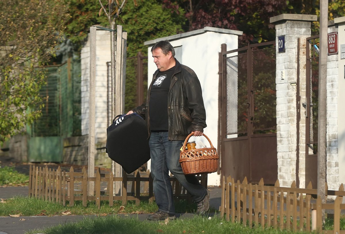 Bodyguard ji pomáhal s věcmi. Vezla si třeba i zavařeniny.