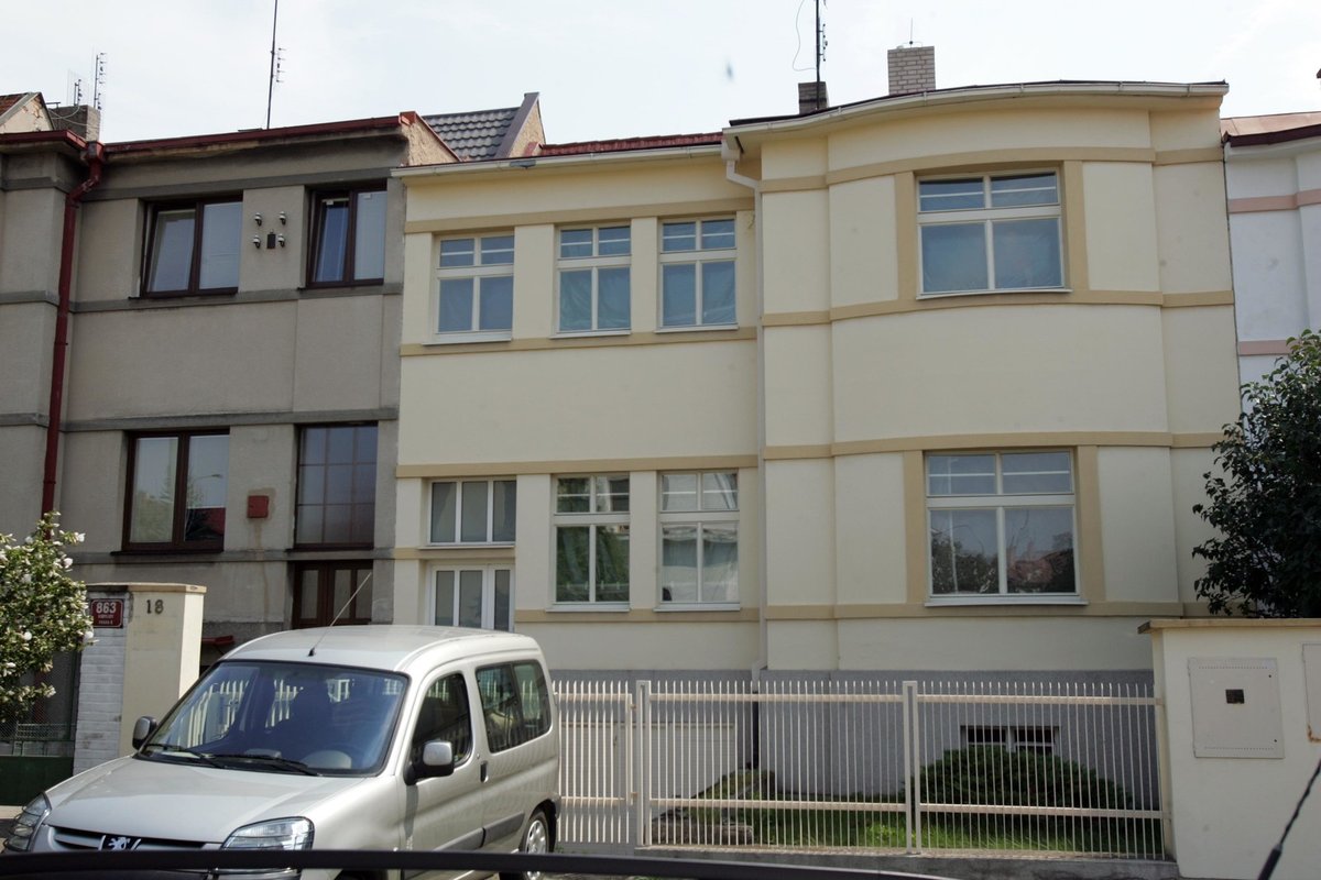 Dům v Kobylisích koupili manželé za 8 milionů.