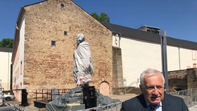 Exprezident Václav Klaus u pomníku Marxe ve městě Trevír.