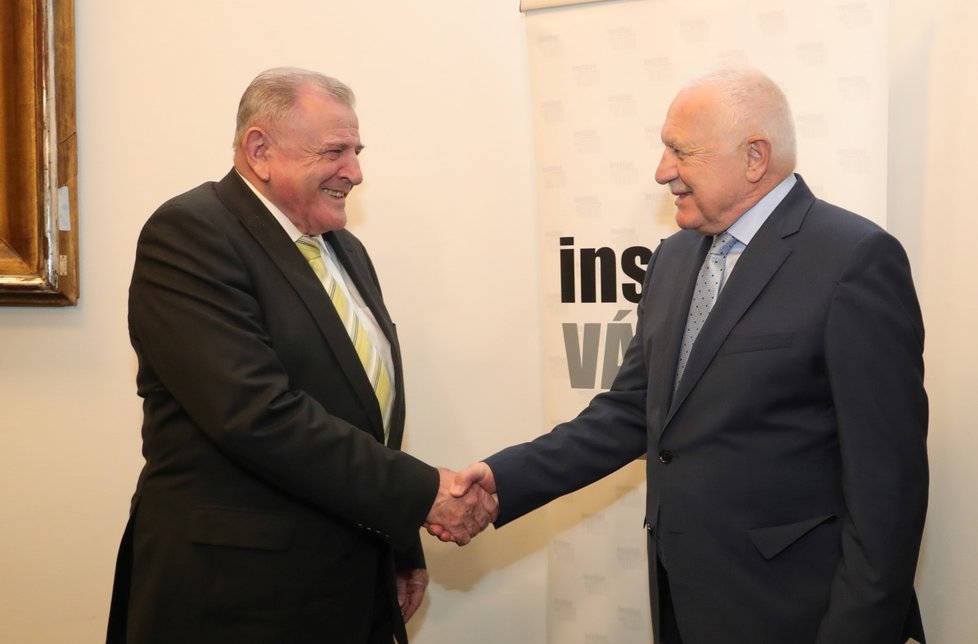 Bývalí premiéři Česka a Slovenska Václav Klaus a Vladimír Mečiar v pondělí hodnotili vývoj, který zemím přinesl rozpad společného státu, od toho na začátku příštího roku uběhne 25 let