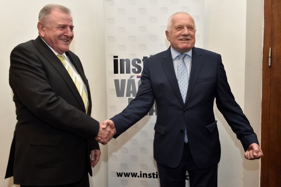 Bývalí premiéři Česka a Slovenska Václav Klaus a Vladimír Mečiar v pondělí hodnotili vývoj, který zemím přinesl rozpad společného státu, od toho na začátku příštího roku uběhne 25 let