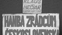 Transparent z protestu občanů před vilou Tugendhat proti jednání Václava Klause a Vladimíra Mečiara (26. 8. 1992)