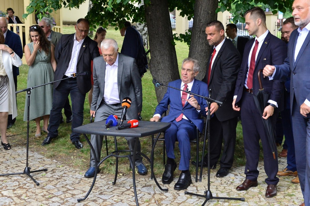 Prezident Miloš Zeman na oslavě 78. narozenin bývalé hlavy státu Václava Klause (19. 6. 2019)