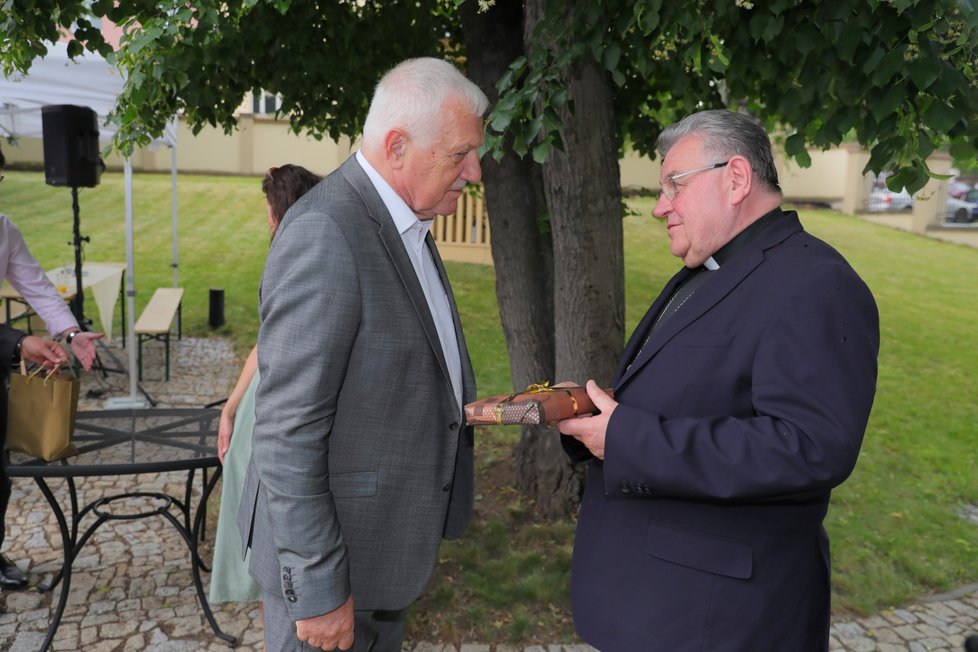 Exprezident Václav Klaus přijímá gratulace od kardinála Dominika Duky (19. 6. 2019).