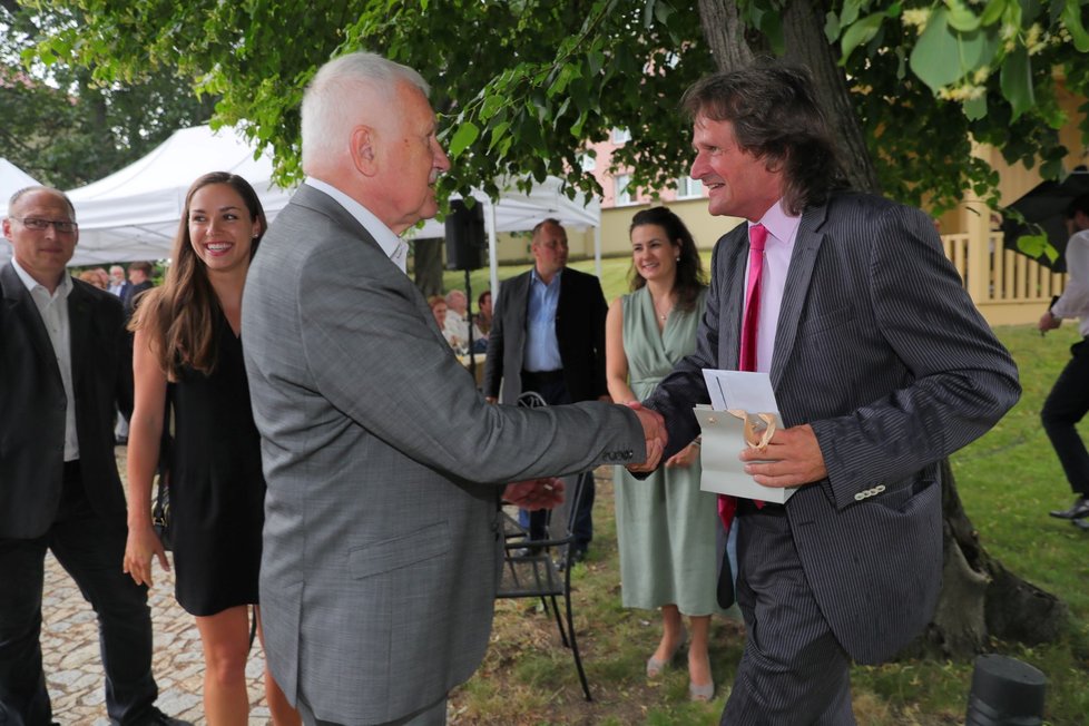 Exprezident Václav Klaus přijímá gratulace od ekonoma Miroslava Ševčíka (19. 6. 2019).