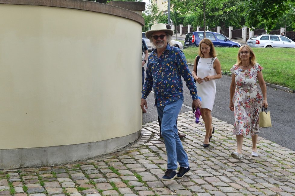 Ondřej Hejma při svém příchodu na oslavu 78. narozenin exprezidenta Klause (19.6.2019)