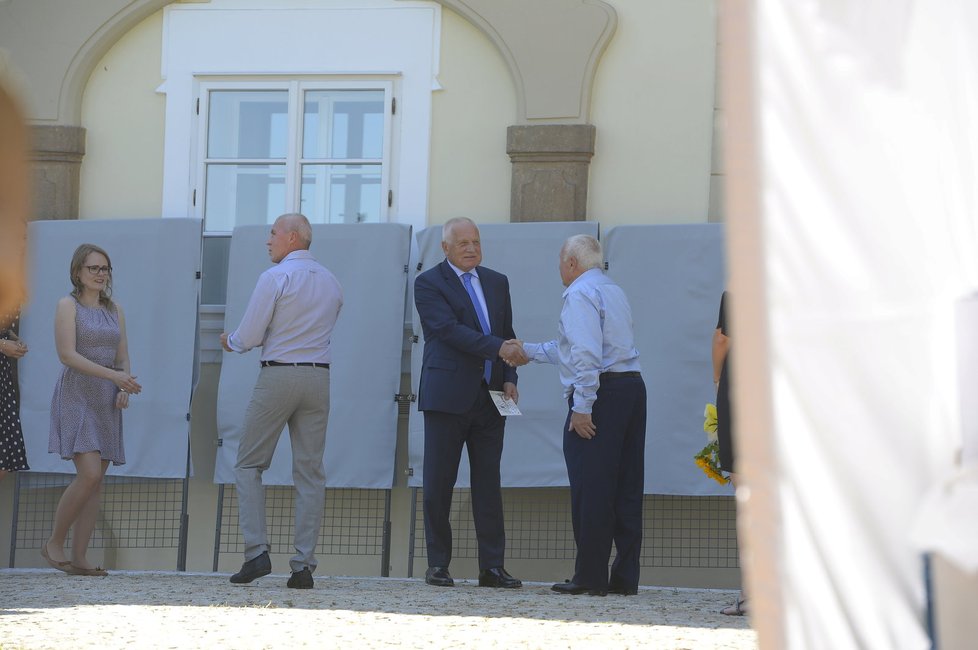 Bývalý prezident Václav Klaus a gratulanti na oslavě jeho 76. narozenin