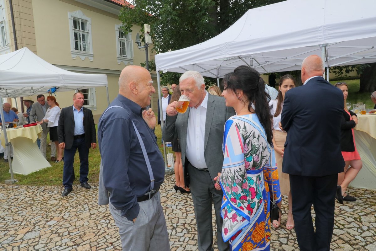Ivan Mládek v rozhovoru s Václavem Klausem na oslavě exprezidentových 78. narozenin (19. 6. 2019)