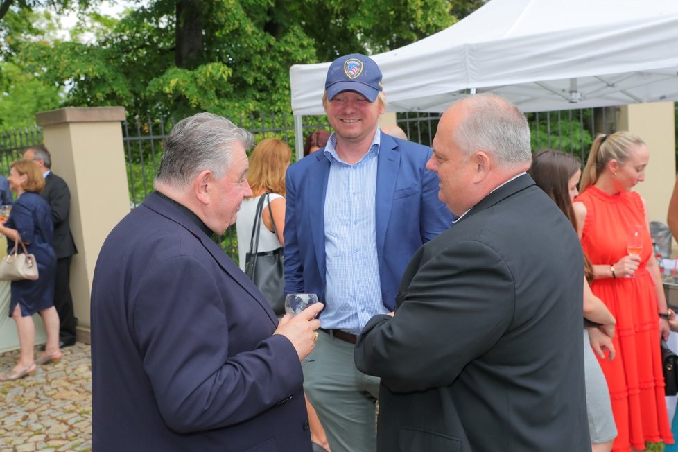 Kardinál Dominik Duka a šéfredaktor deníku Mladá fronta DNES Jaroslav Plesl na oslavě 78. narozenin exprezidenta Klause (19. 6. 2019)