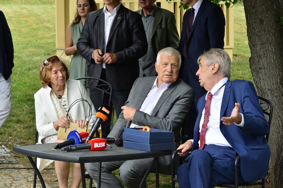 Livia Klausová, Václav Klaus a Miloš Zeman na oslavě Klausových 78. narozenin (19. 6. 2019)