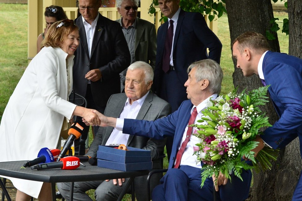 Livia Klausová, Václav Klaus a Miloš Zeman na oslavě Klausových 78. narozenin (19. 6. 2019).