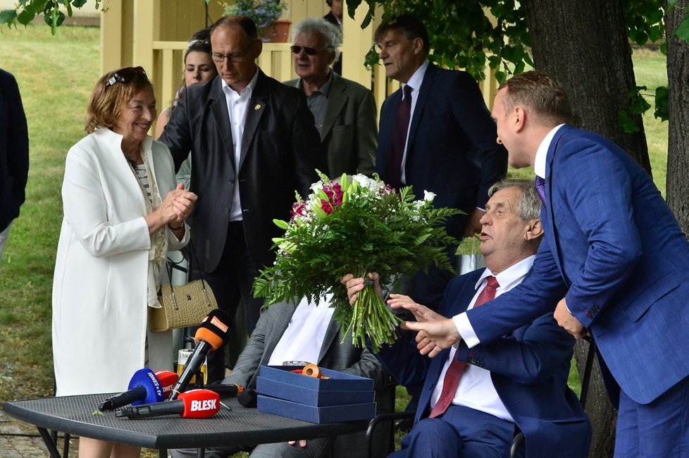 Livia Klausová dostala od Miloše Zemana na oslavě manželových 78. narozenin kytici (19. 6. 2019).