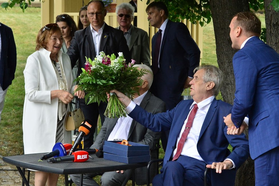 Livia Klausová dostala od Miloše Zemana na oslavě manželových 78. narozenin kytici (19. 6. 2019)