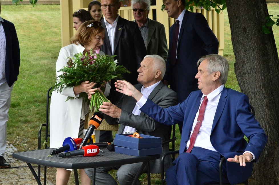 Livia Klausová dostala od Miloše Zemana na oslavě manželových 78. narozenin kytici (19. 6. 2019)