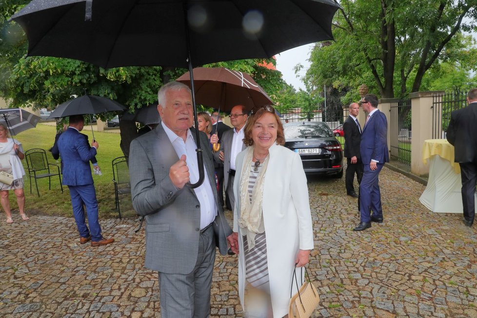 Exprezident Václav Klaus s manželkou Livií na oslavě svých 78. narozenin (19. 6. 2019)