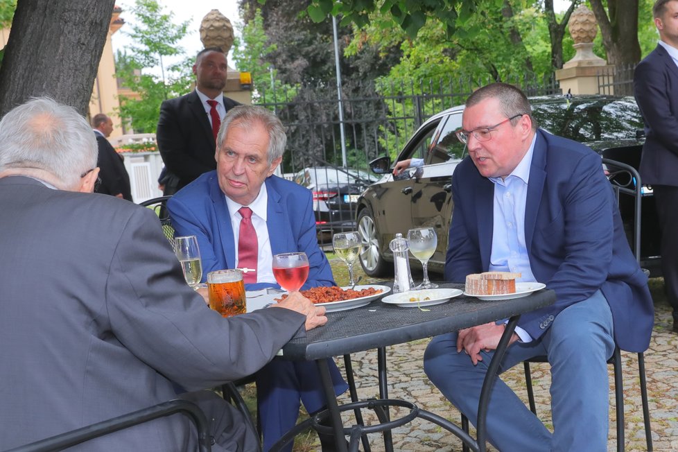 Prezident Miloš Zeman a bývalý guvernér ČNB Miroslav Singer na oslavě 78. narozenin exprezidenta Václava Klause (19. 6. 2019)