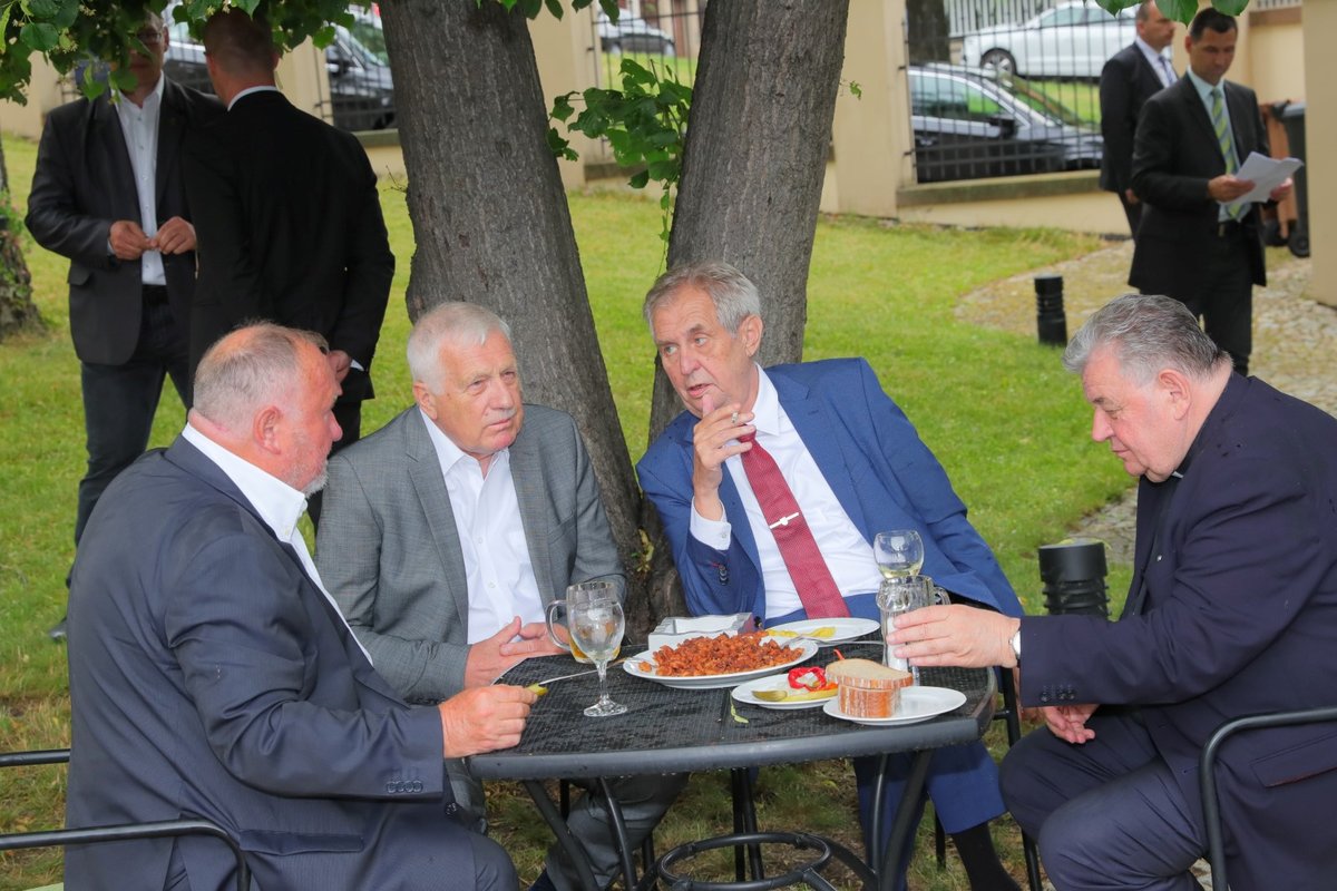 Vítězslav Jandák, Václav Klaus, prezident Miloš Zeman a kardinál Dominik Duka na oslavě 78. narozenin exprezidenta Klause (19. 6. 2019)