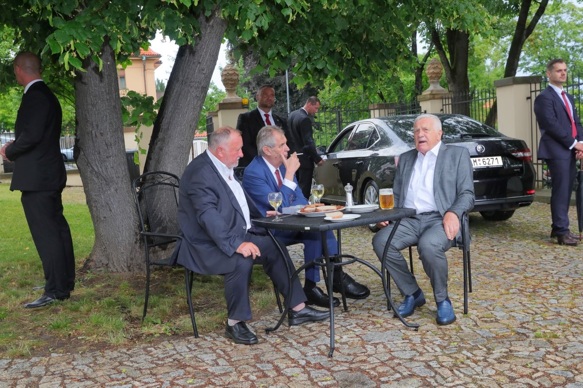 Vítězslav Jandák, Miloš Zeman a Václav Klaus na oslavě Klausových 78. narozenin (19. 6. 2019)