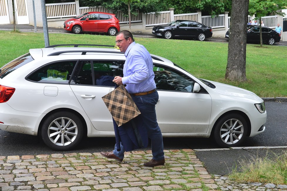 Bývalý guvernér ČNB Miroslav Singer přichází na oslavu 78. narozenin exprezidenta Václava Klause. (19. 6. 2019)